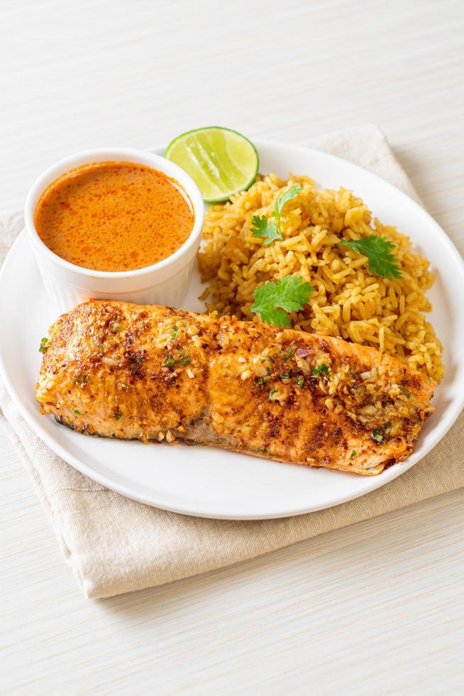 tandoori de salmón a la sartén con arroz masala - estilo de comida musulmana foto