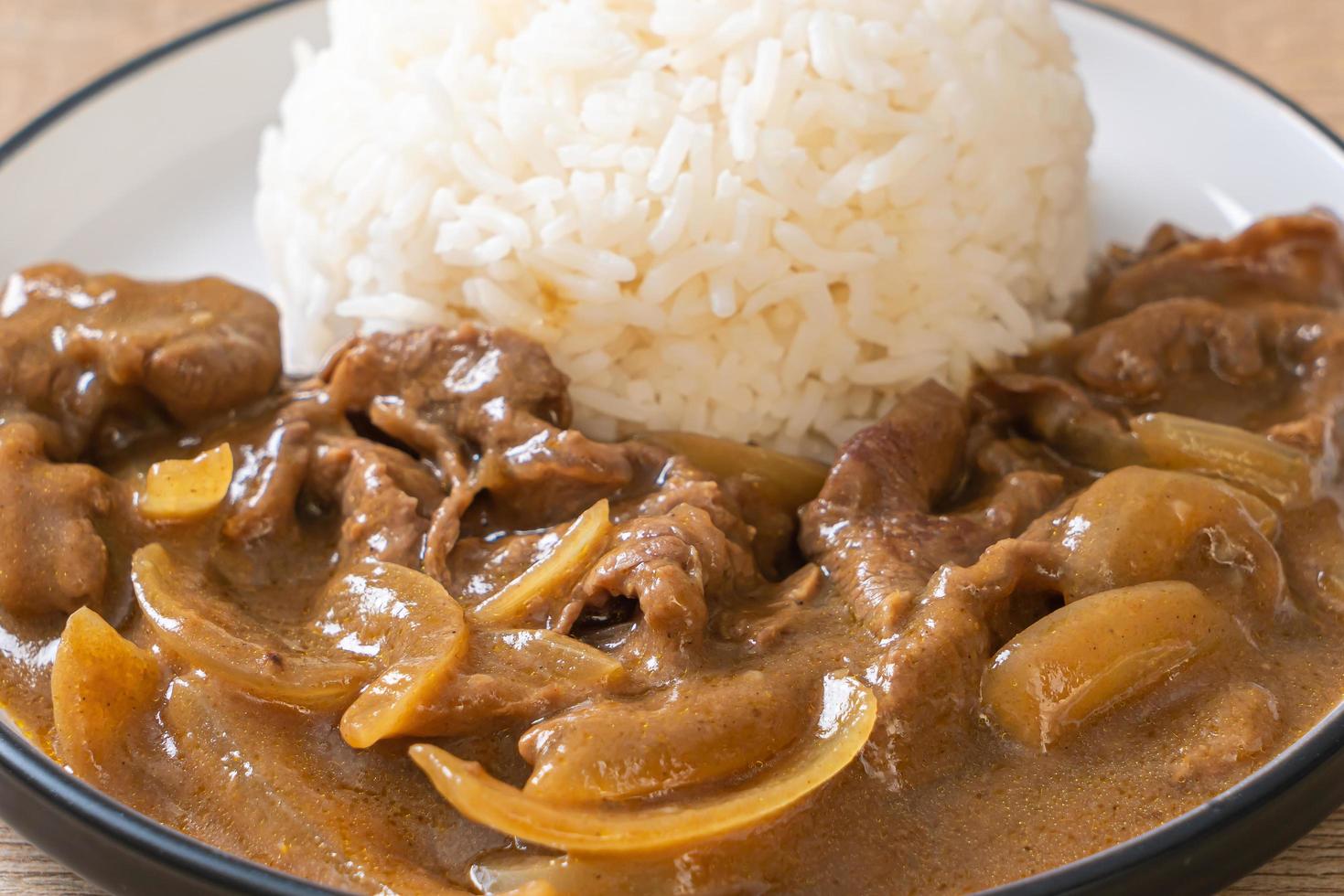 Arroz al curry de ternera en rodajas - estilo japonés foto