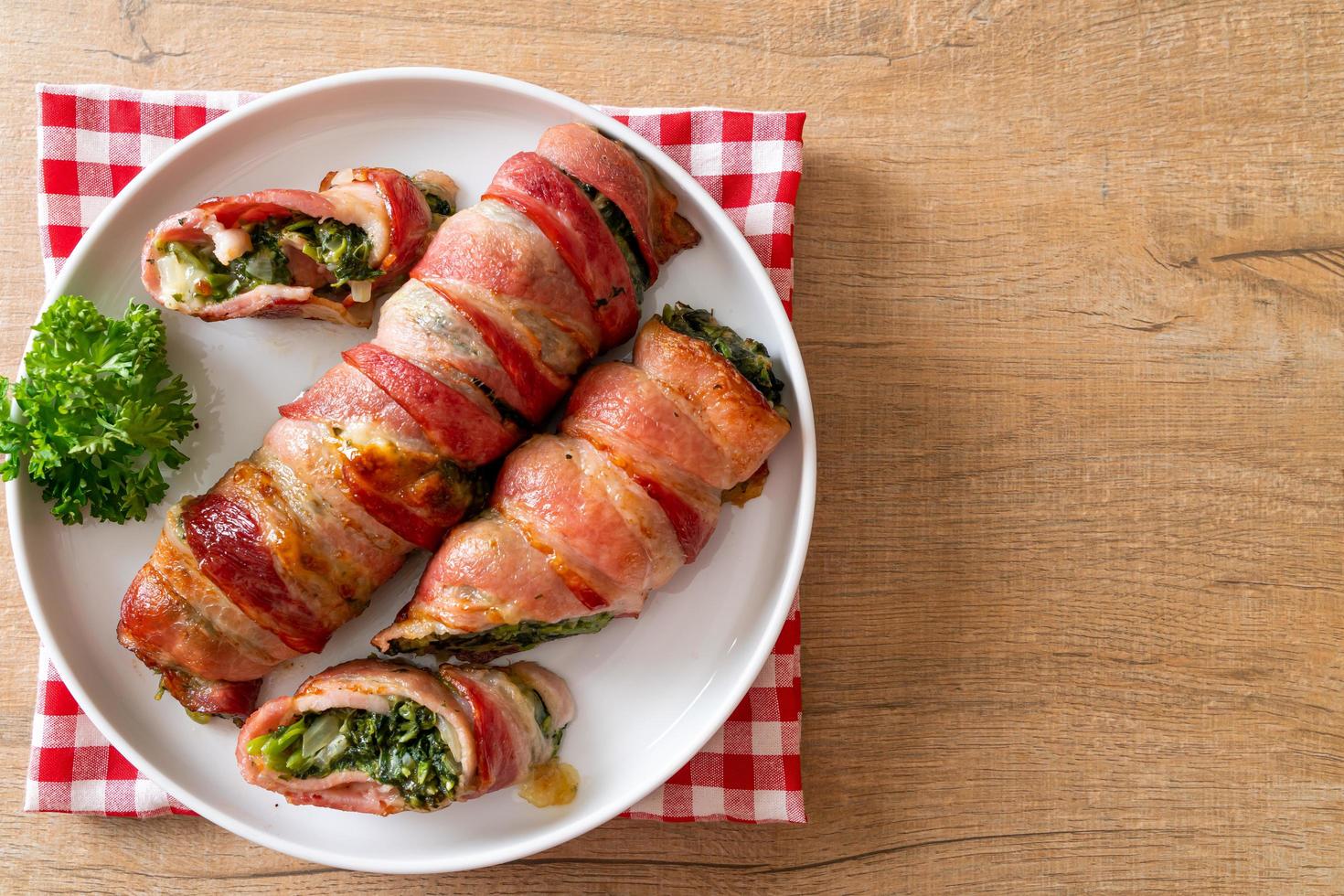 rollo de tocino al horno relleno de espinacas y queso foto