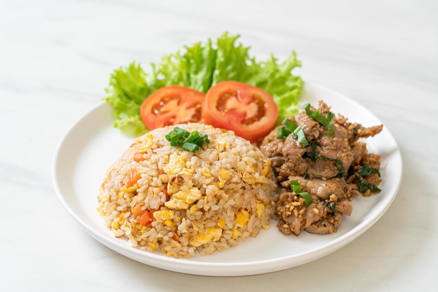 Arroz frito con cerdo a la parrilla - estilo de comida asiática foto