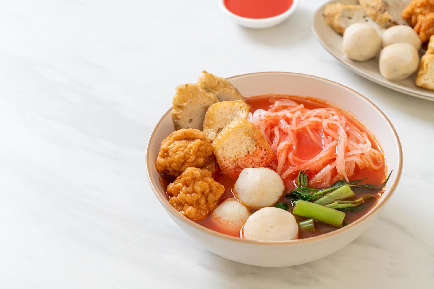 Fideos de arroz planos pequeños con bolas de pescado y bolas de camarones en sopa rosa, yen ta cuatro o yen ta fo - estilo de comida asiática foto