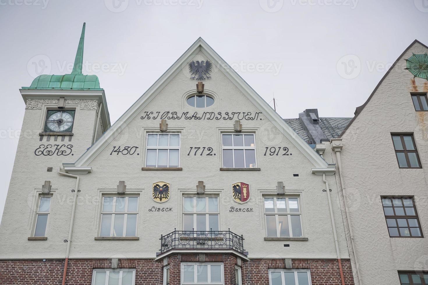 Arquitectura clásica de Bryggen en la ciudad de Bergen en Noruega foto