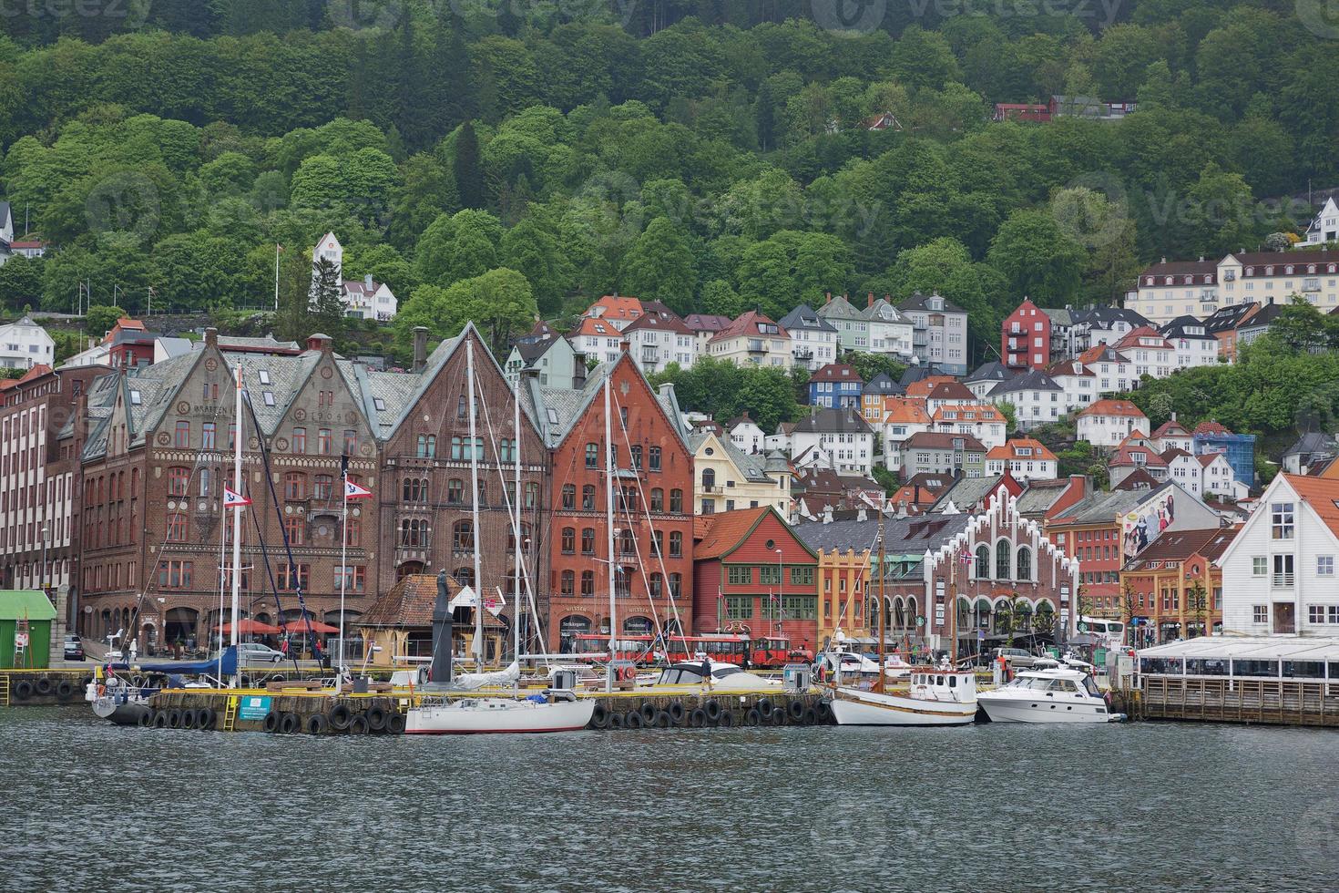 Arquitectura del muelle de la ciudad vieja de Bryggen en Bergen, Noruega foto