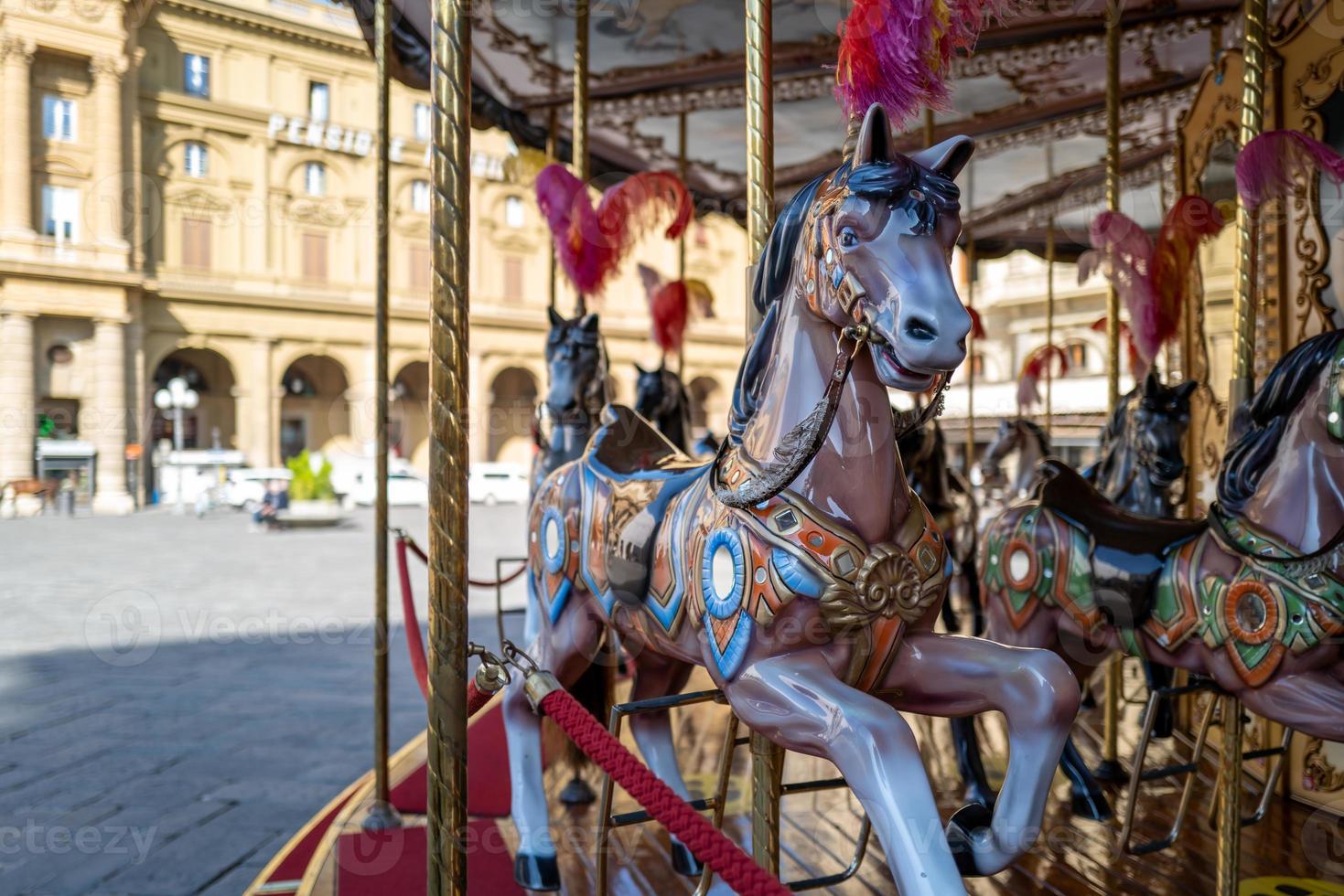 un caballo en un tiovivo en florencia foto