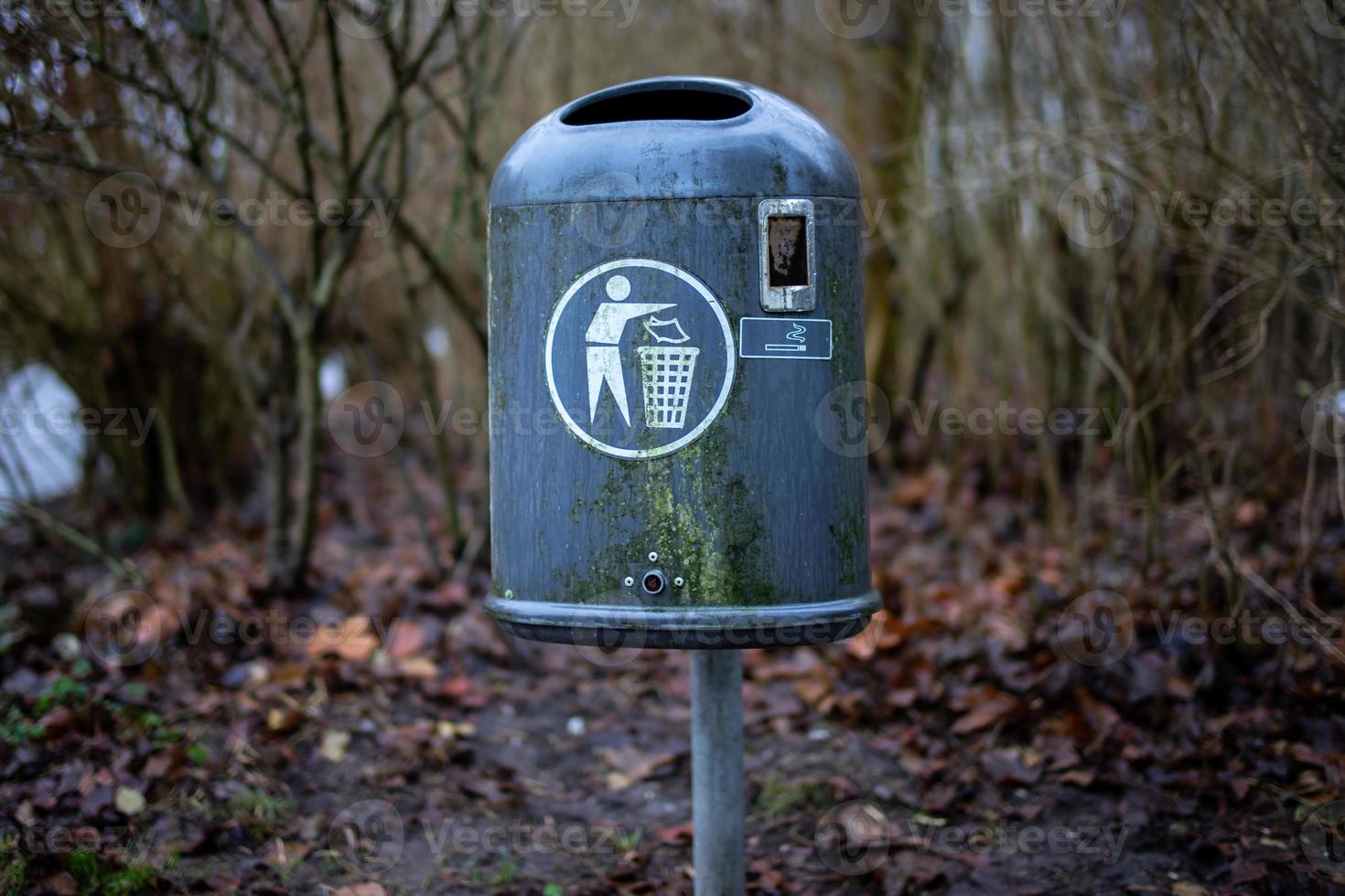 Old trash can in the Wilhelmshaven Wiesenhof area photo