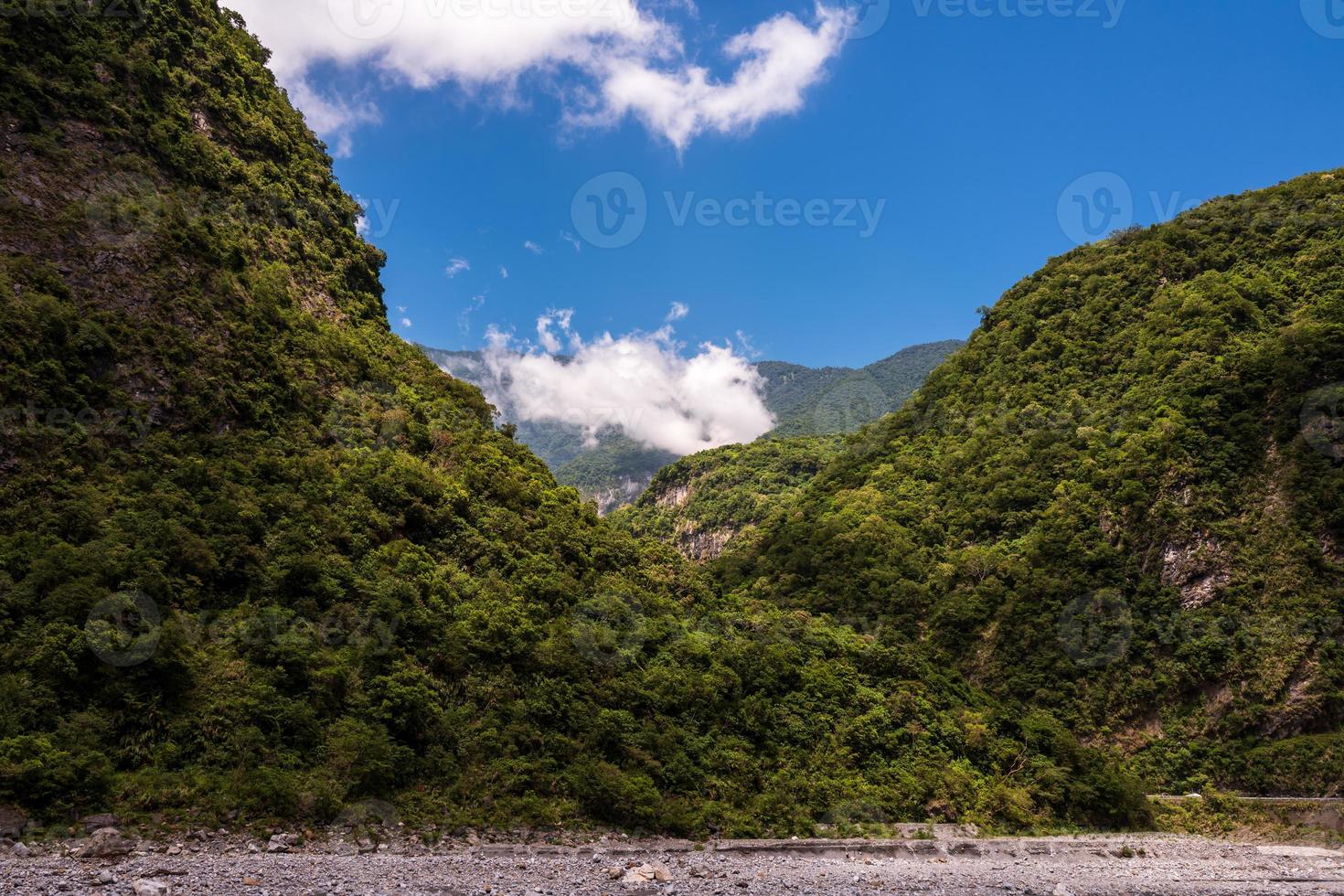 el sendero changchun en el parque nacional taroko gorge en taiwán foto