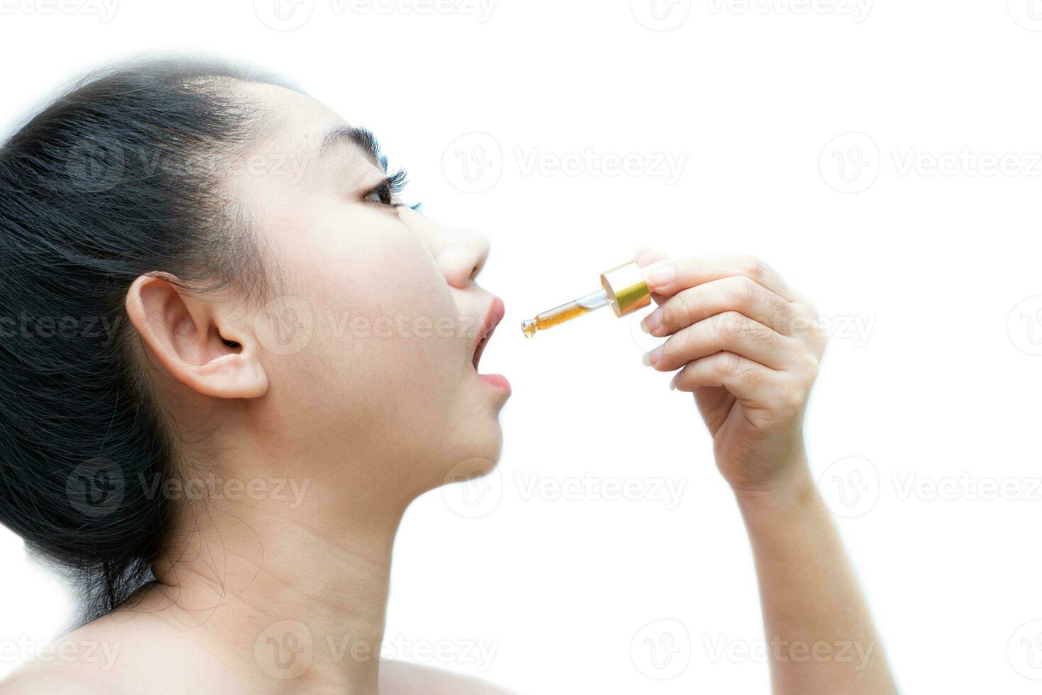 Mujer sosteniendo un gotero de aceite de cannabis sublingual en fondo blanco. foto