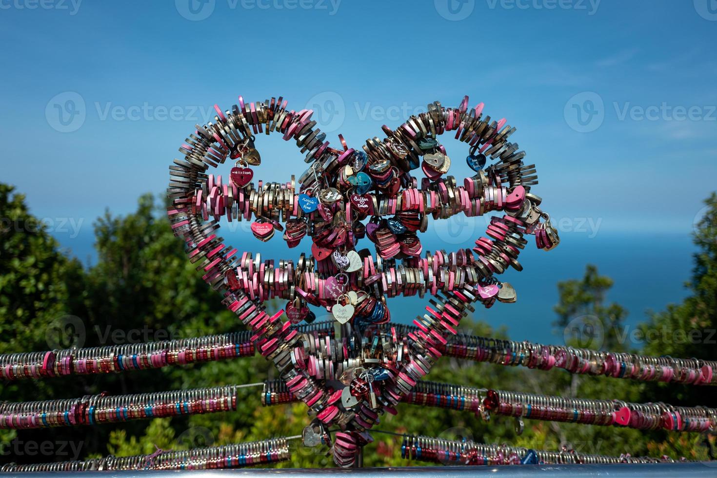 candados de amor en la parte superior del área de la cabina aérea de langkawi foto