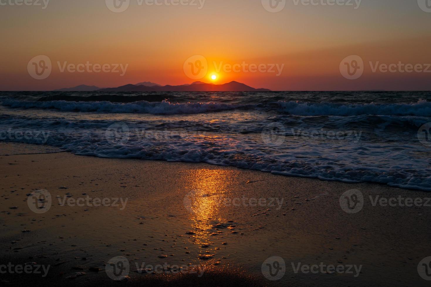 Puesta de sol en la costa de la isla de Kos en Grecia foto