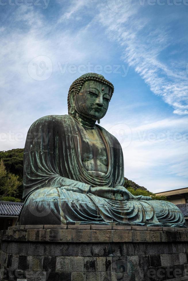 la gran estatua de buda en kamakura foto