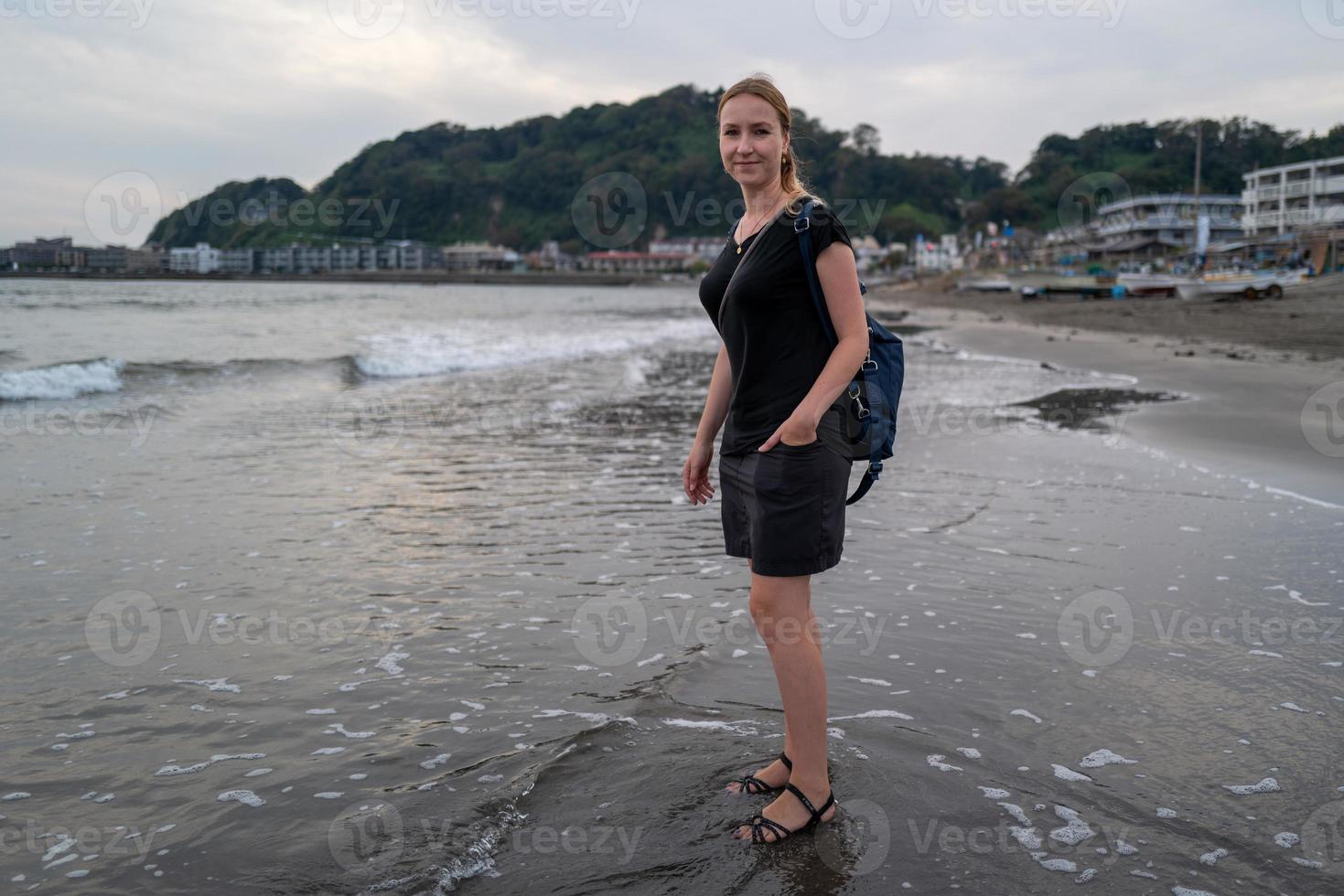 niña caucásica en la playa de kamakura foto