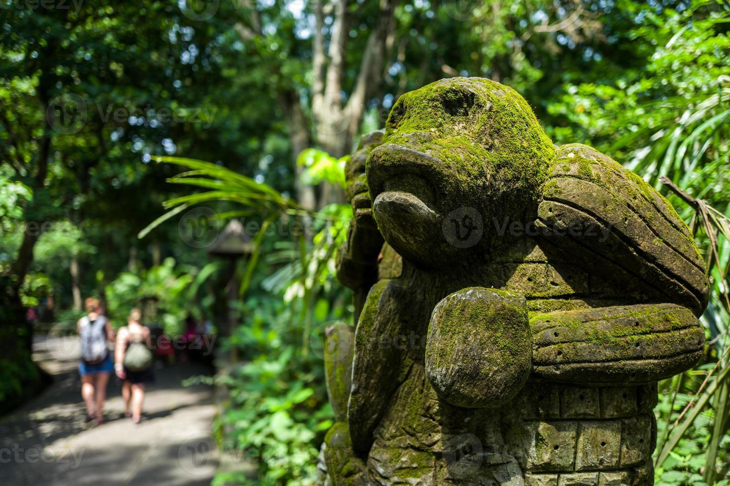 estatua en el bosque de monos de ubud foto