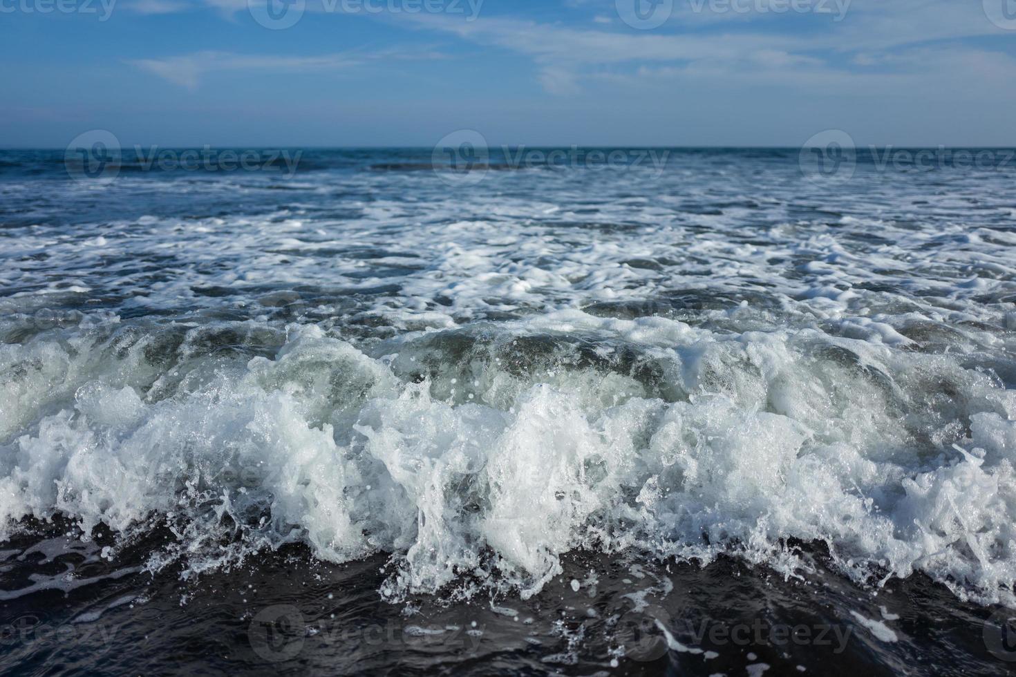 la playa de arena negra en bali foto