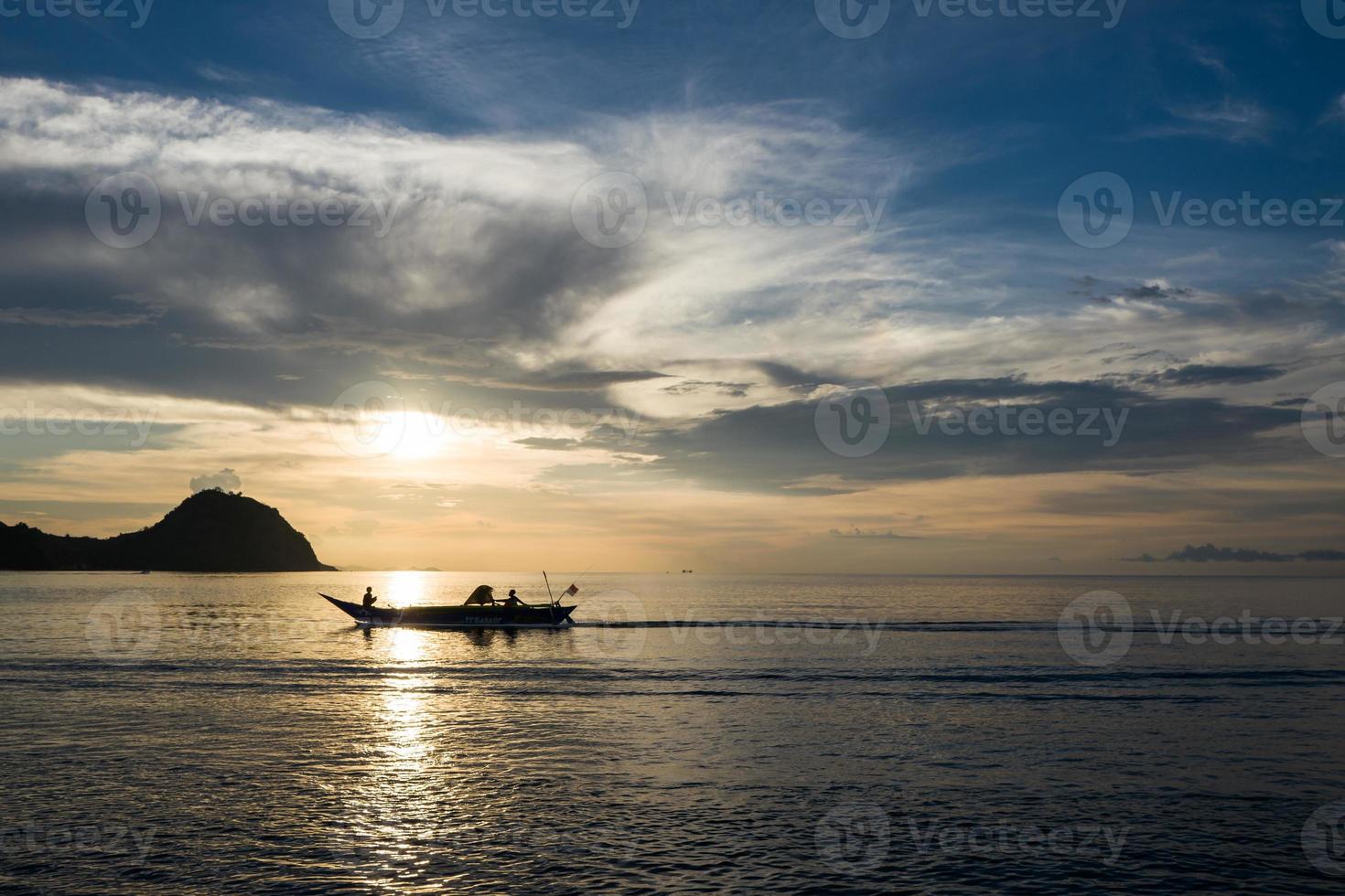 puesta de sol en labuan bajo en indonesia foto