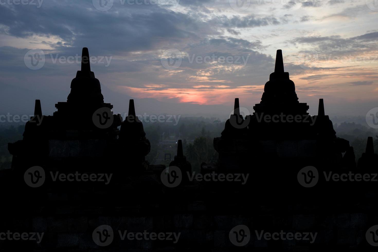 el templo de borobudur al amanecer foto