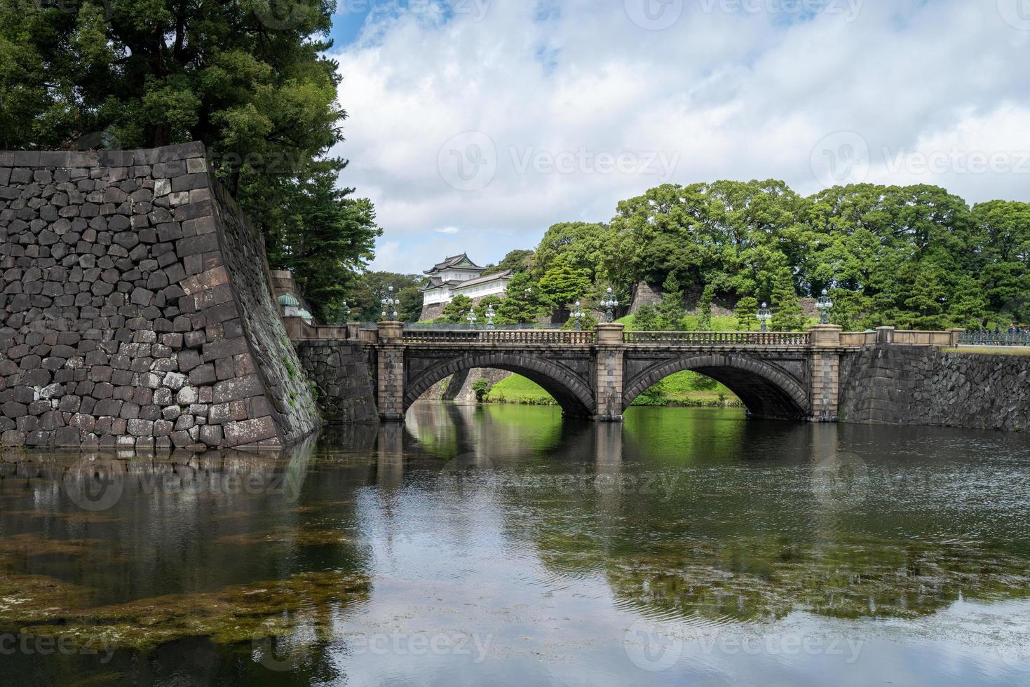 puente cerca del palacio de los emperadores en tokio foto