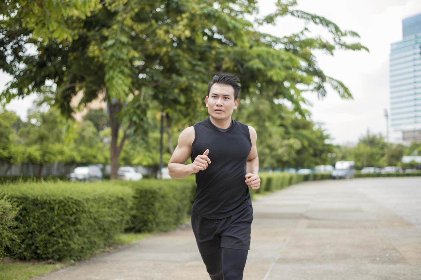 guapo, deporte, hombre, funcionamiento, en, ciudad al aire libre foto