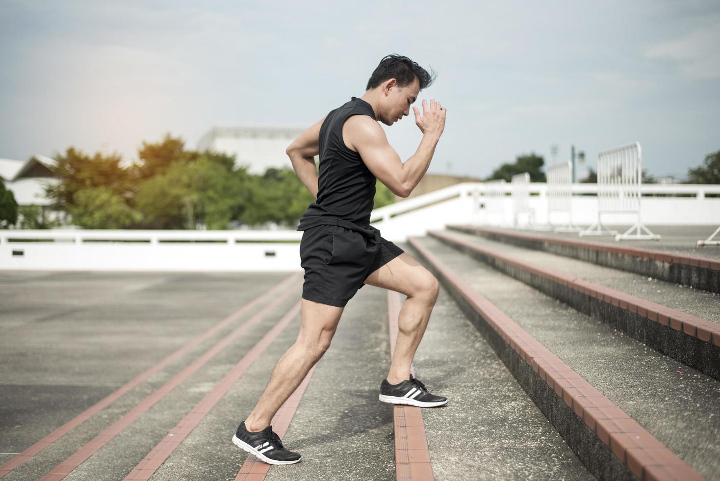 guapo, deporte, hombre, funcionamiento, en, ciudad al aire libre foto