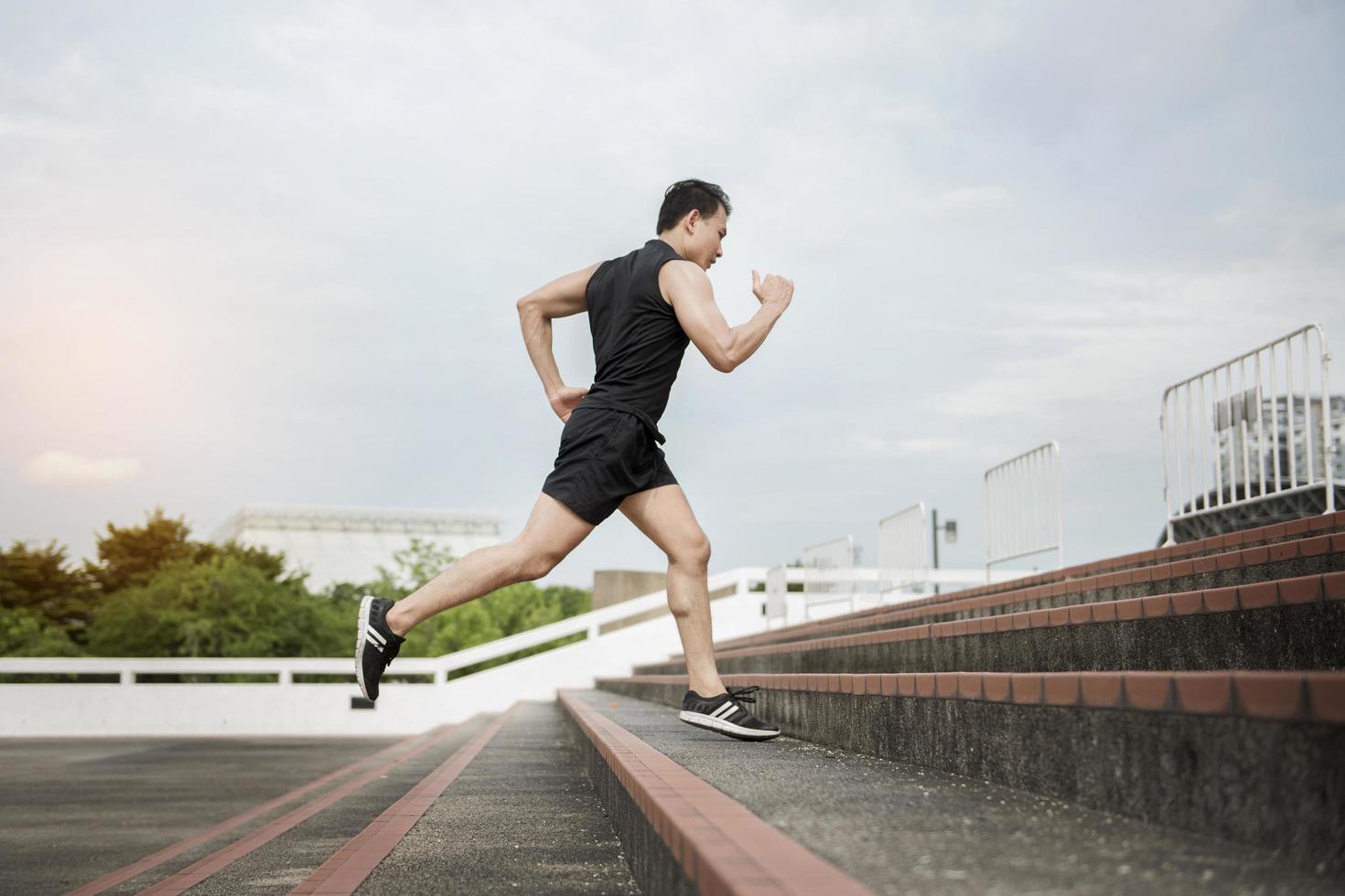 guapo, deporte, hombre, funcionamiento, en, ciudad al aire libre foto