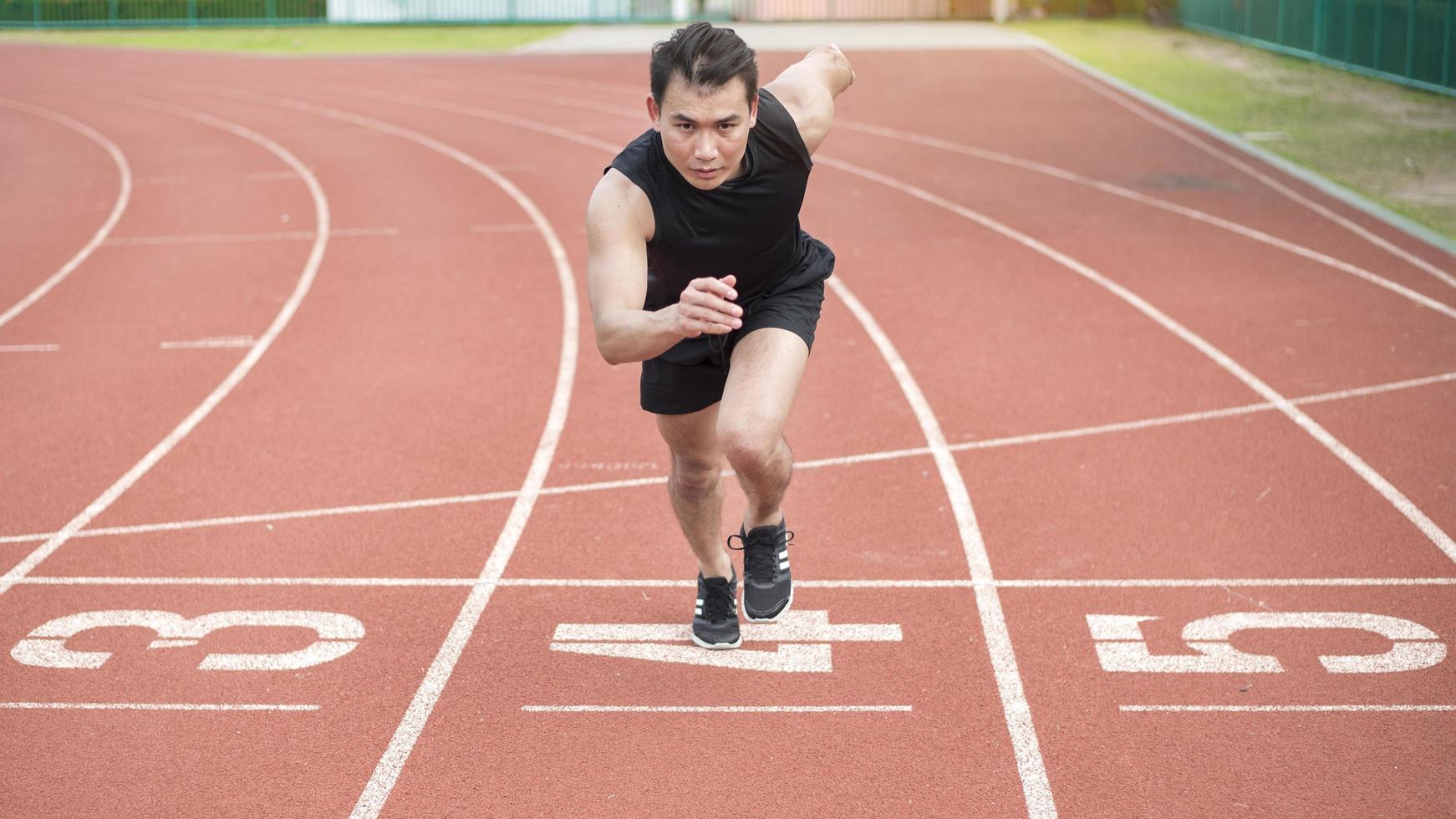 guapo, deporte, hombre, funcionamiento, en, ciudad al aire libre foto