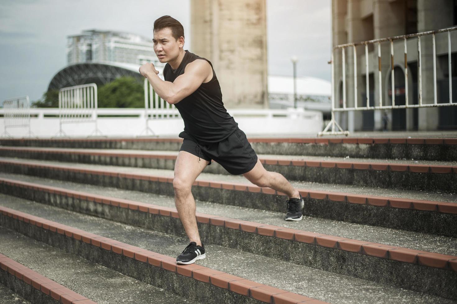 guapo, deporte, hombre, ejercitar, en, ciudad al aire libre foto