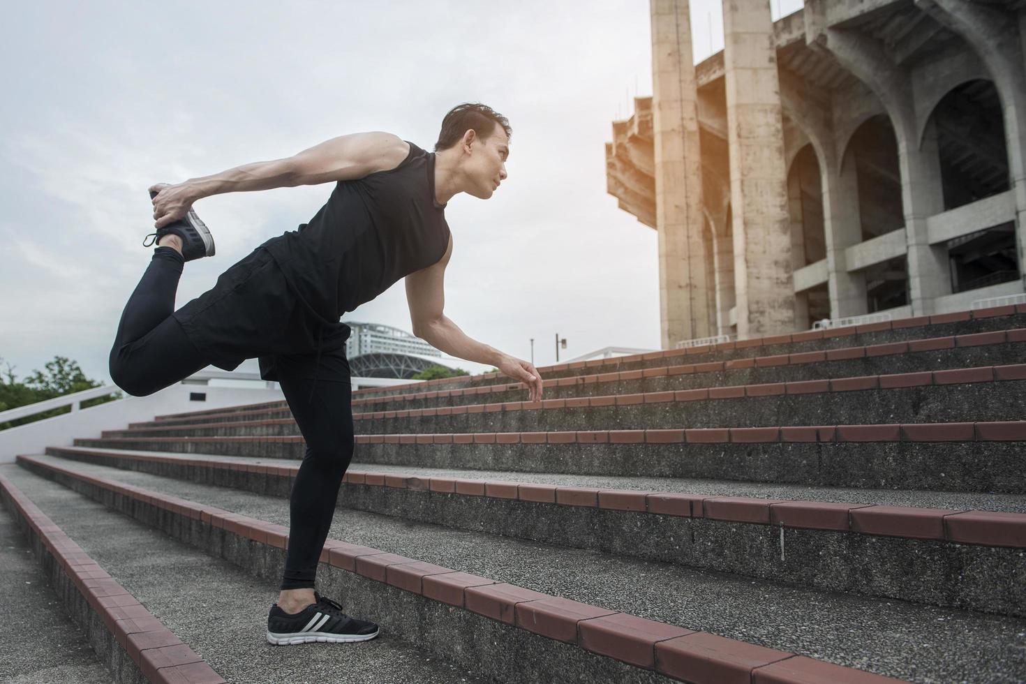 guapo, deporte, hombre, ejercitar, en, ciudad al aire libre foto