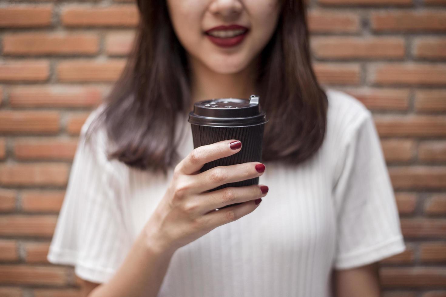 mujer está tomando café. relajarse concepto de estilo de vida. foto