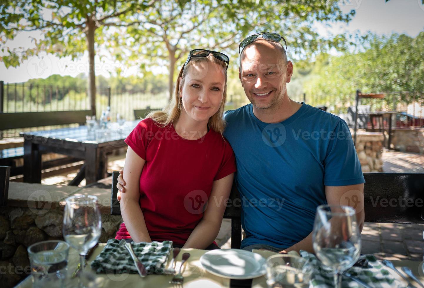 una pareja en un restaurante cerca de los pirineos foto