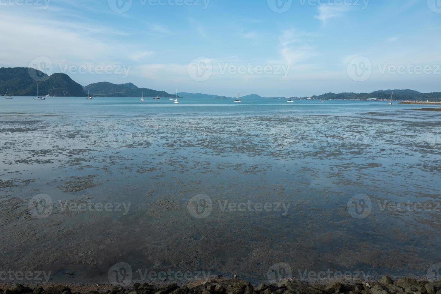 marea baja en la playa de langkawi foto