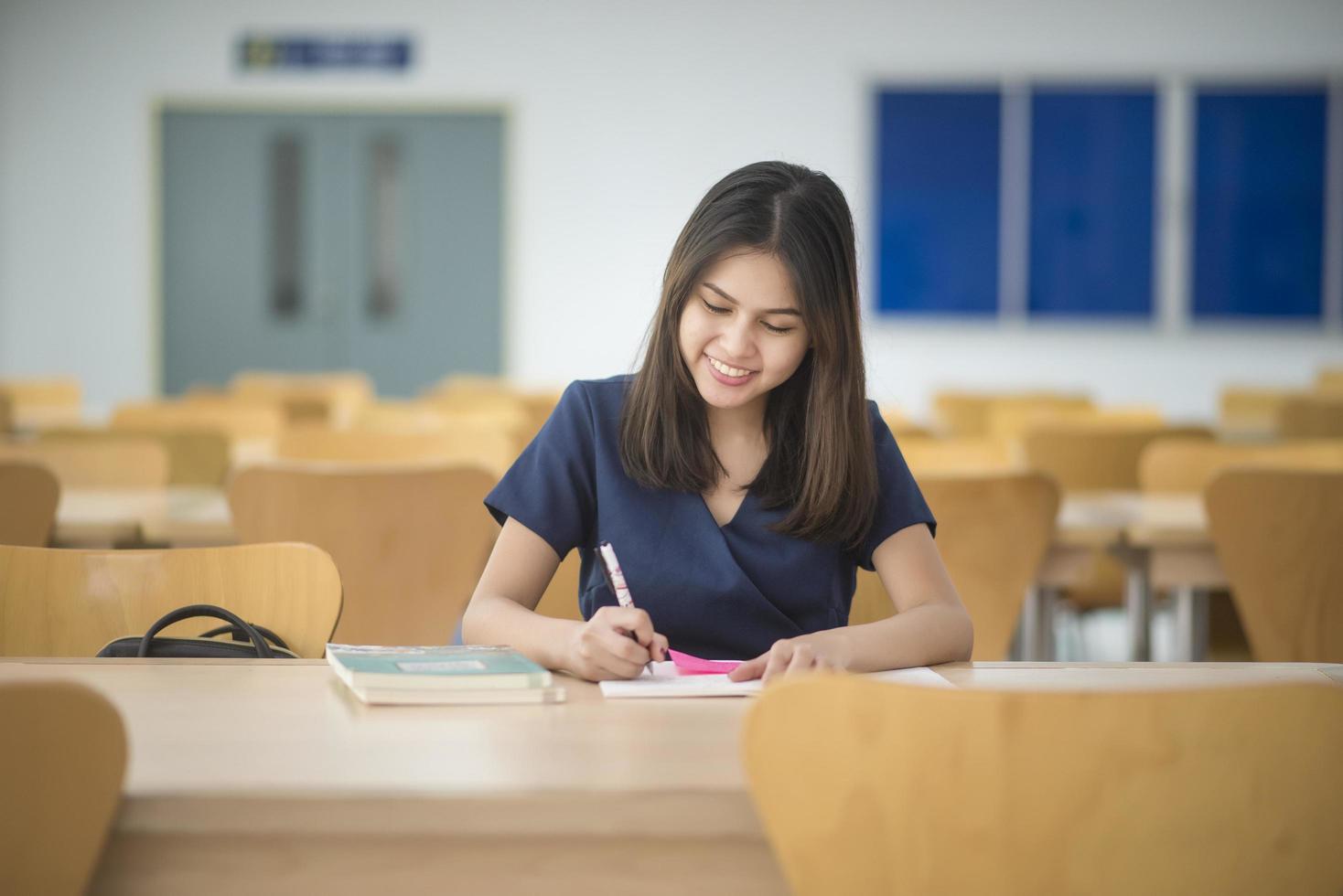 hermosa mujer asiática estudiante universitario en la biblioteca foto