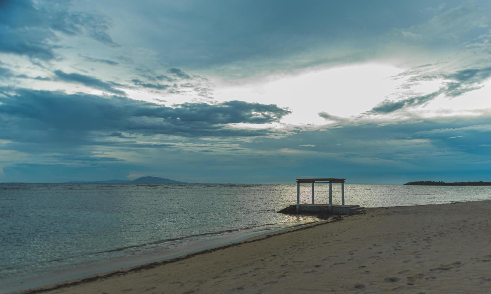 puesta de sol en la playa foto