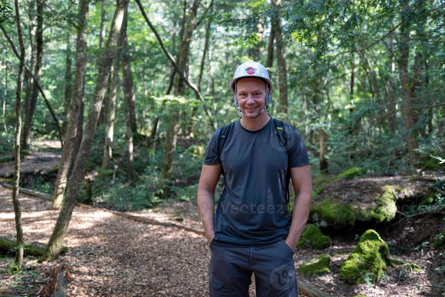 Hombre caucásico en el bosque de Kawaguchiko foto