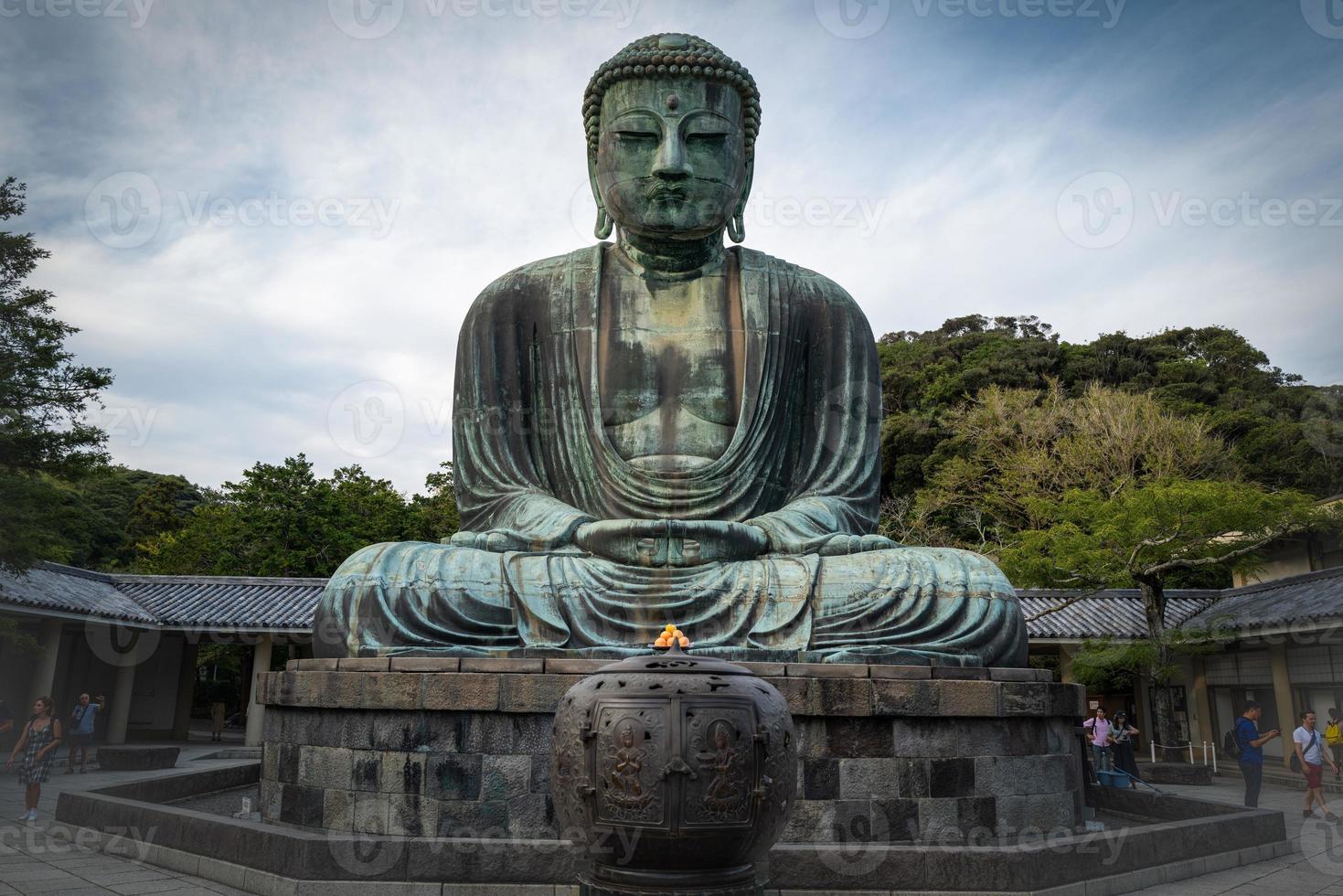 la gran estatua de buda en kamakura foto