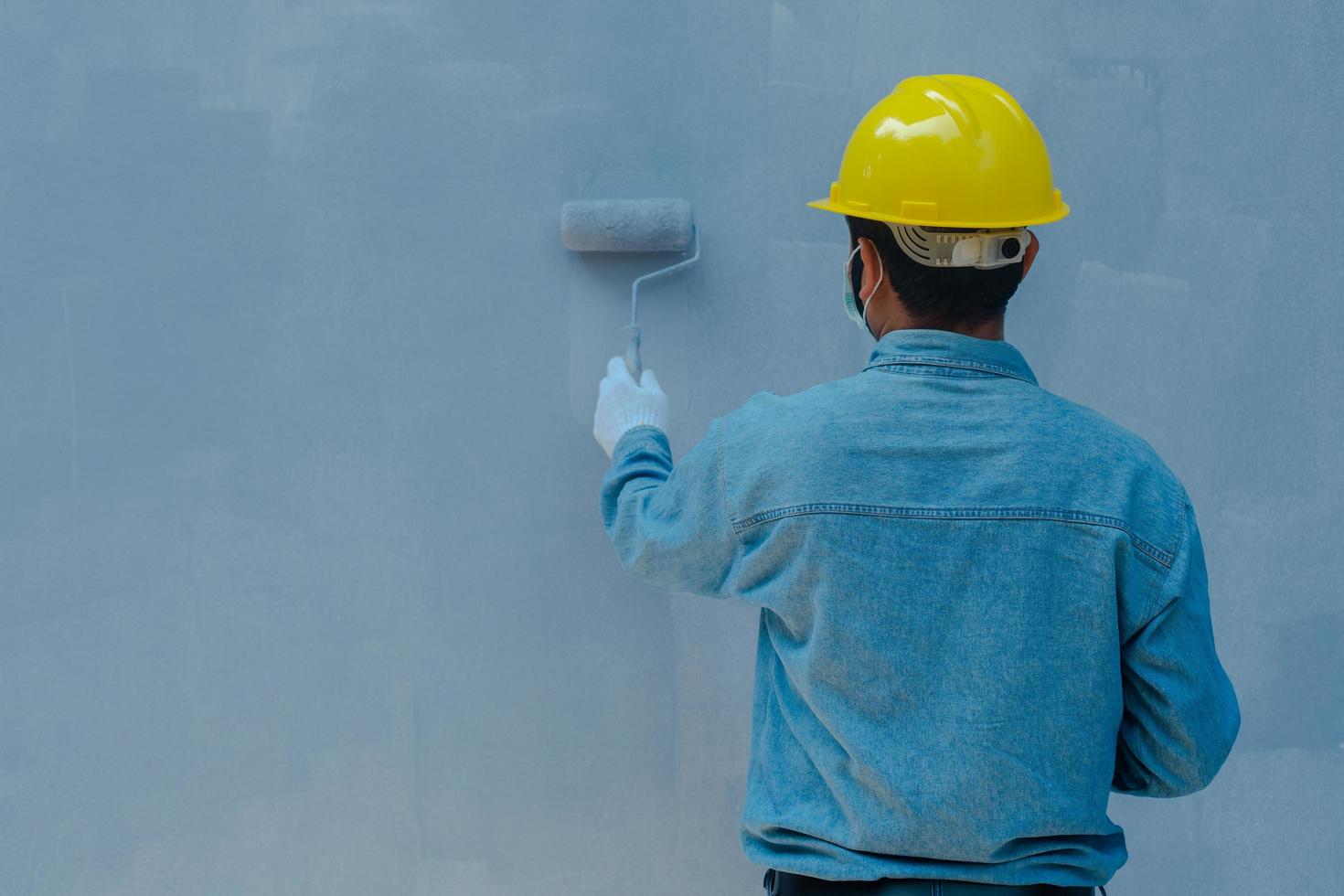 técnico con rodillo de pintura foto