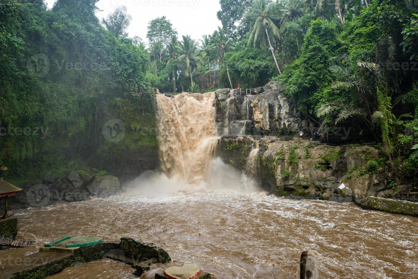 la cascada tegenungan en bali foto