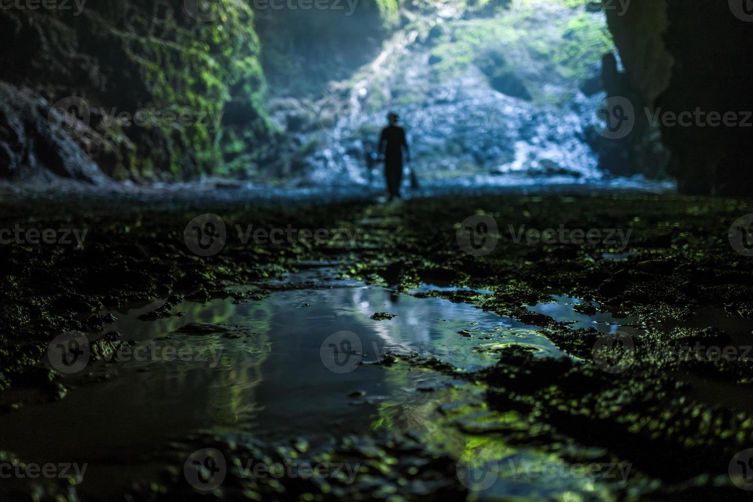 Cueva iluminada en goa jomblang tour cerca de yogyakarta en indonesia foto