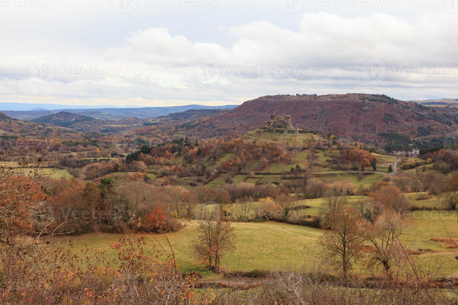 Vista desde lac Pavin Chateau de Murol en la distancia Auvernia Francia foto