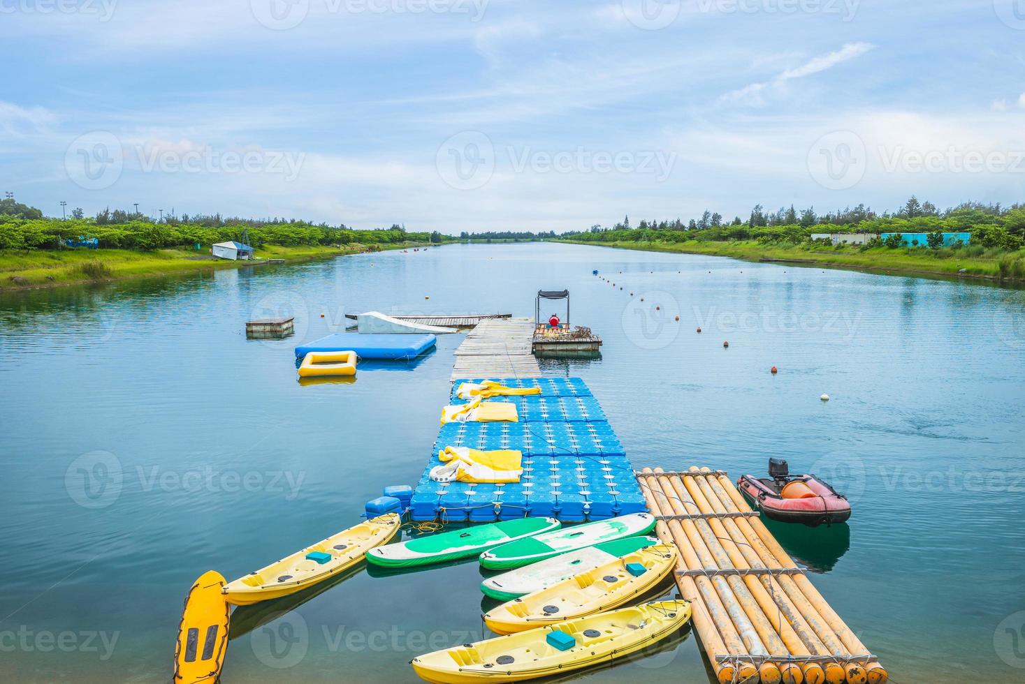 Lago que fluye en el parque forestal de Taitung, Taiwán foto