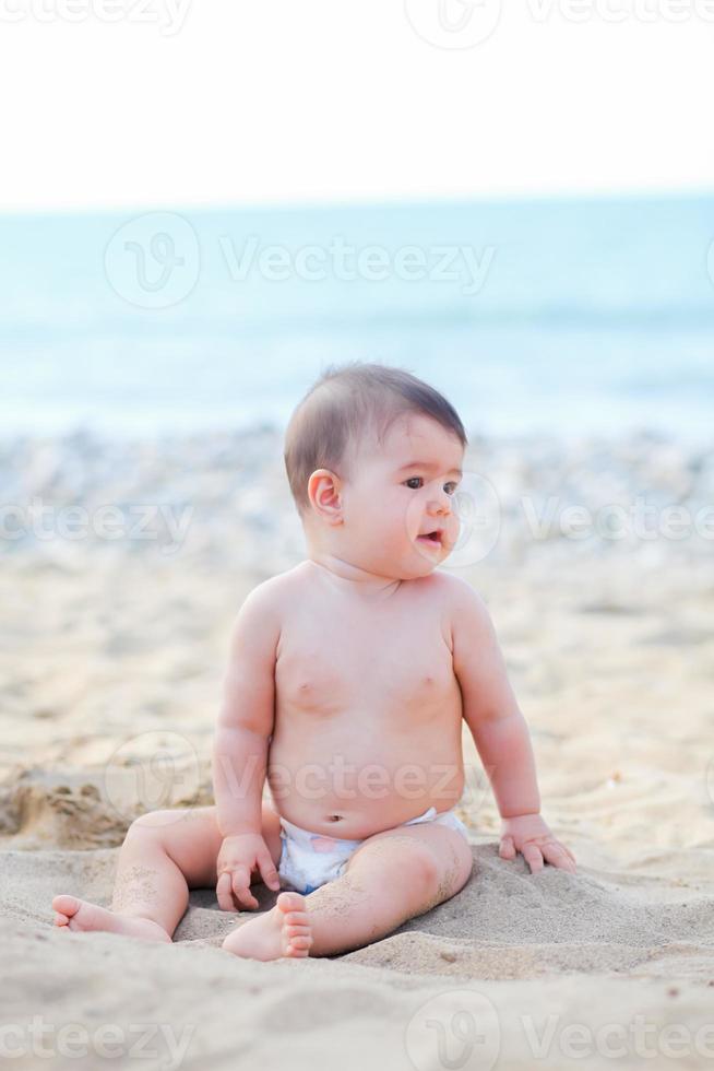 bebe en la playa foto