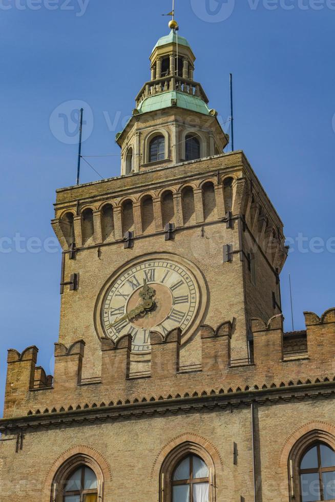 Torre del reloj en el Palazzo Comunale en Bolonia, Italia foto