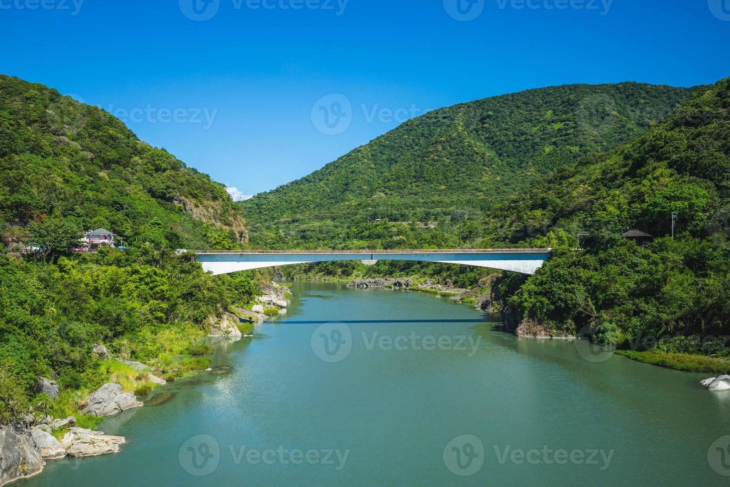 Puente de changhong sobre el río xiuguluan en hualien, taiwán foto