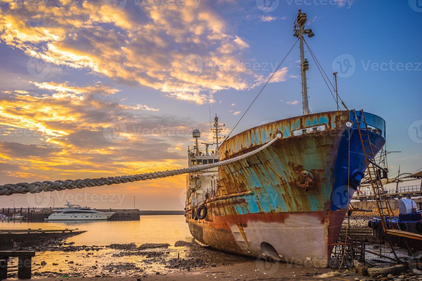 Barco roto abandonado en el puerto pesquero de Zhuwei foto