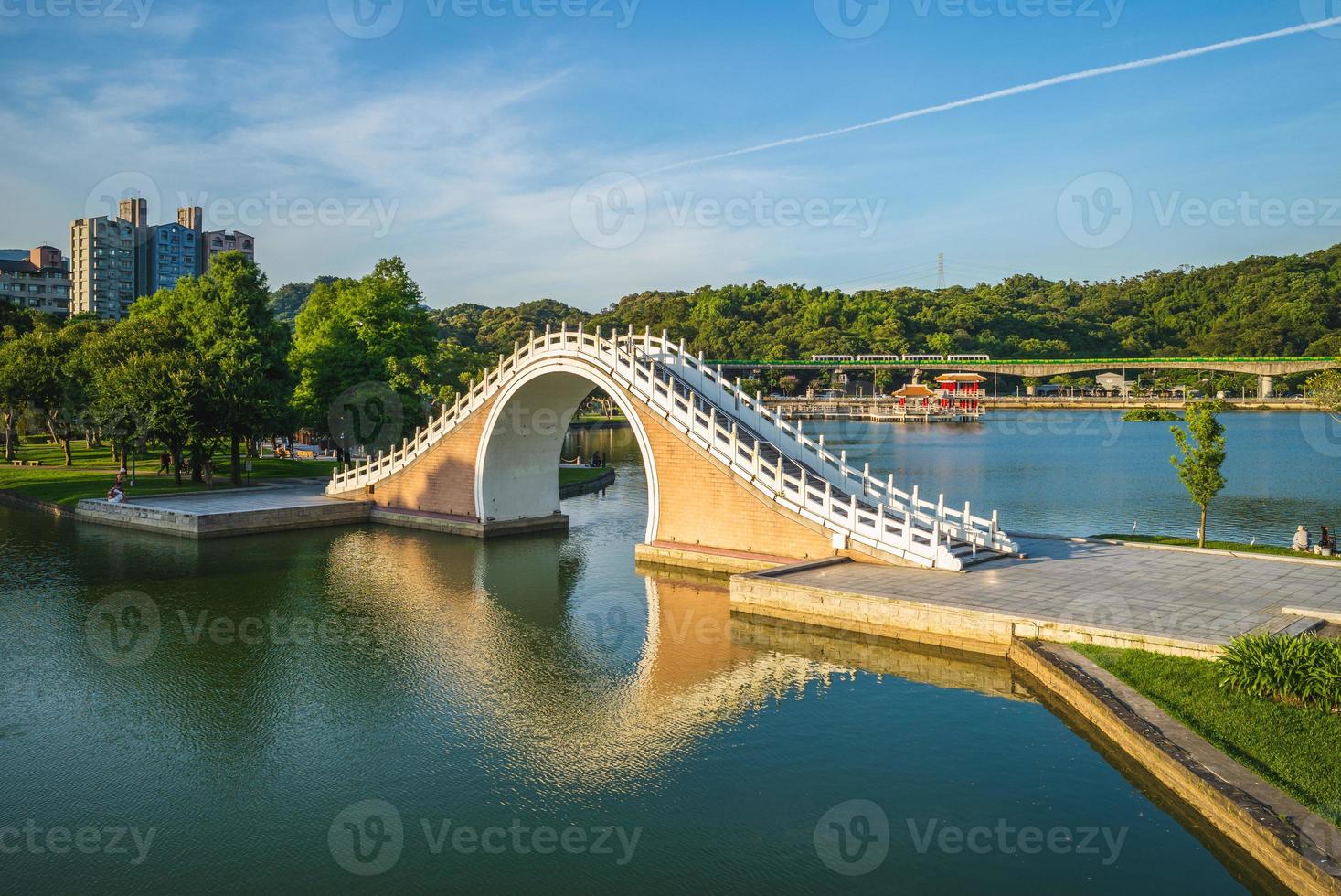 Puente jindai del parque dahu en taipei, taiwán foto