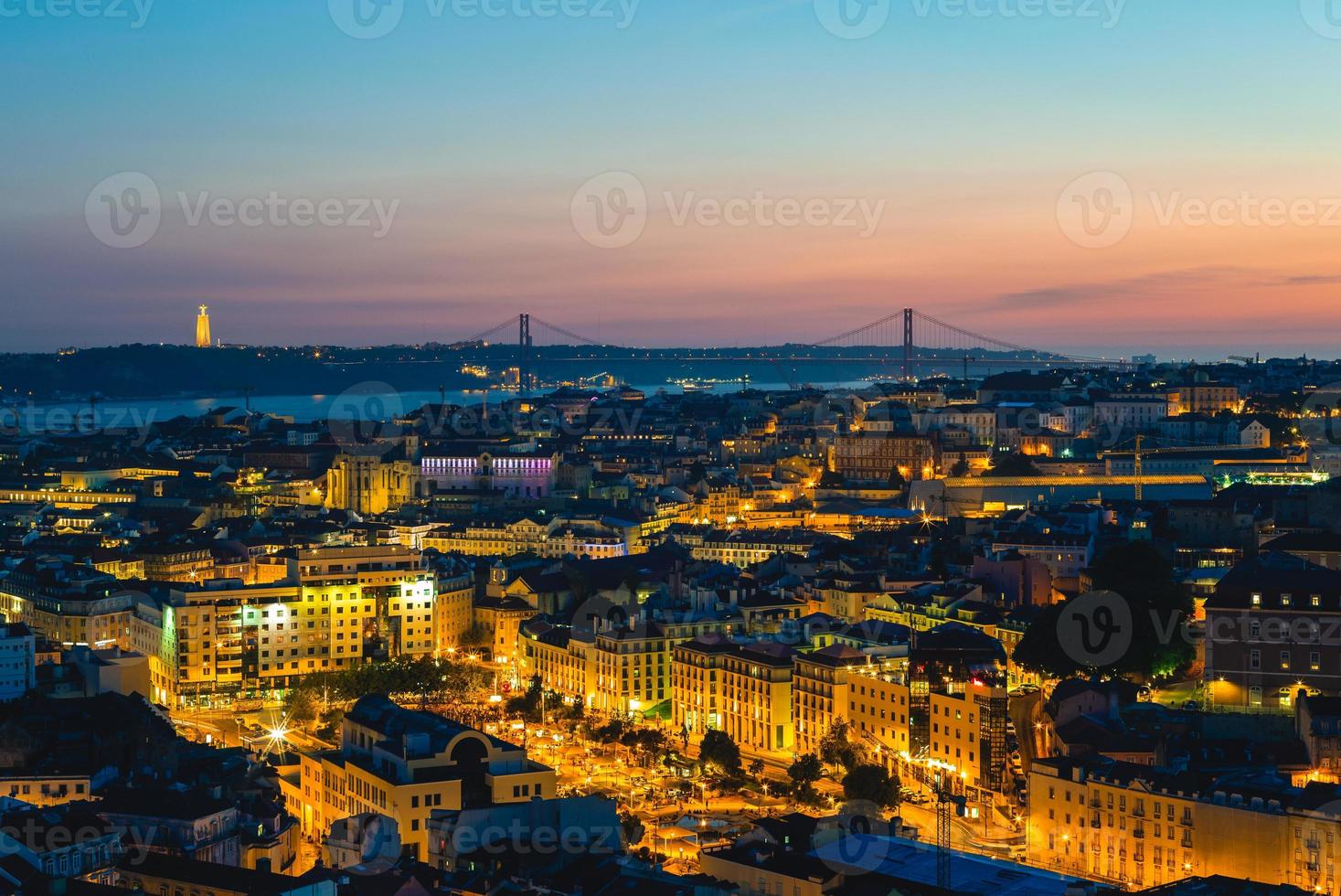 Lisboa por la noche, la capital de Portugal por el río Tajo foto