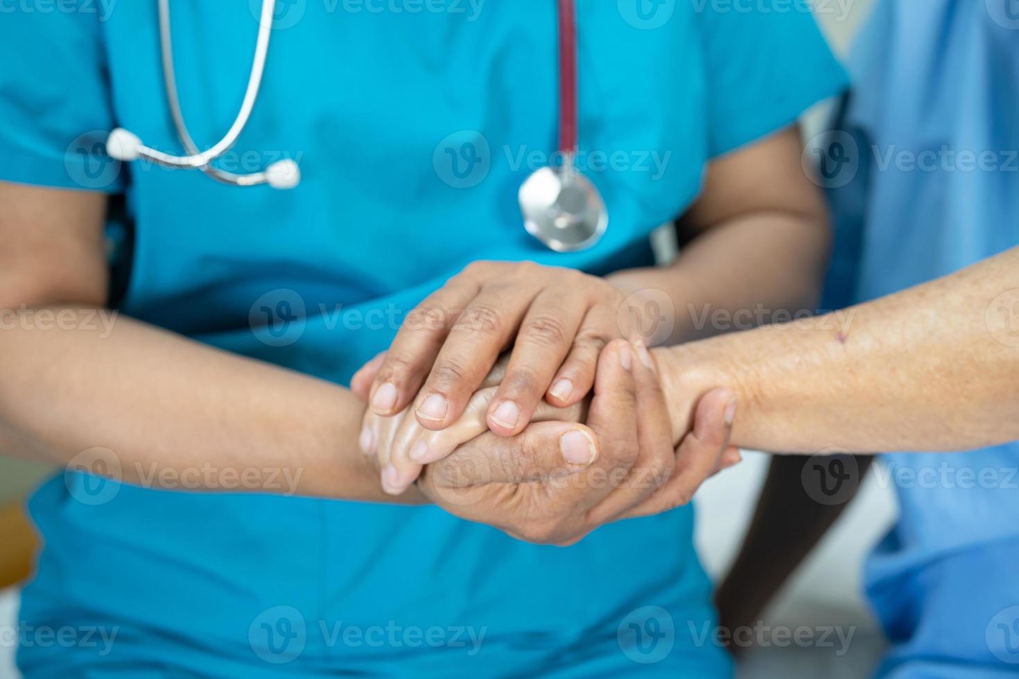 Tomados de la mano anciana asiática o anciana paciente con amor, cuidado, ánimo y empatía en la sala del hospital de enfermería, concepto médico fuerte y saludable foto