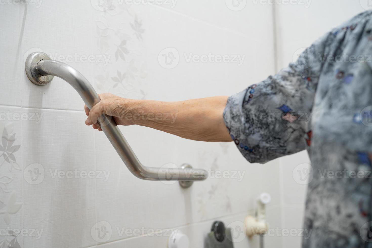 Asia mayor o anciana anciana mujer paciente uso inodoro baño manejar seguridad en enfermería hospital, concepto médico fuerte saludable. foto