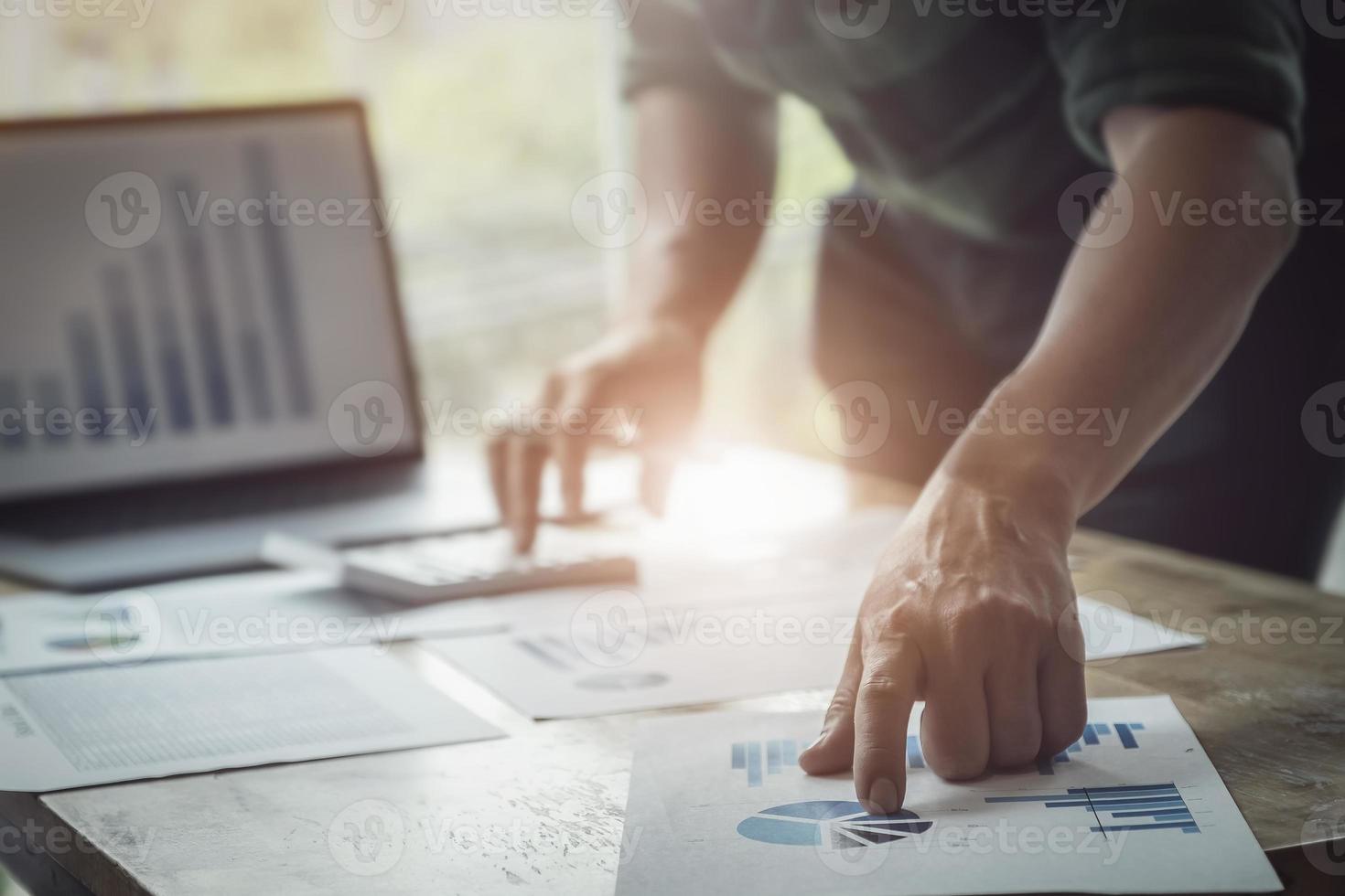 empresario apuntando al gráfico del mercado de valores foto