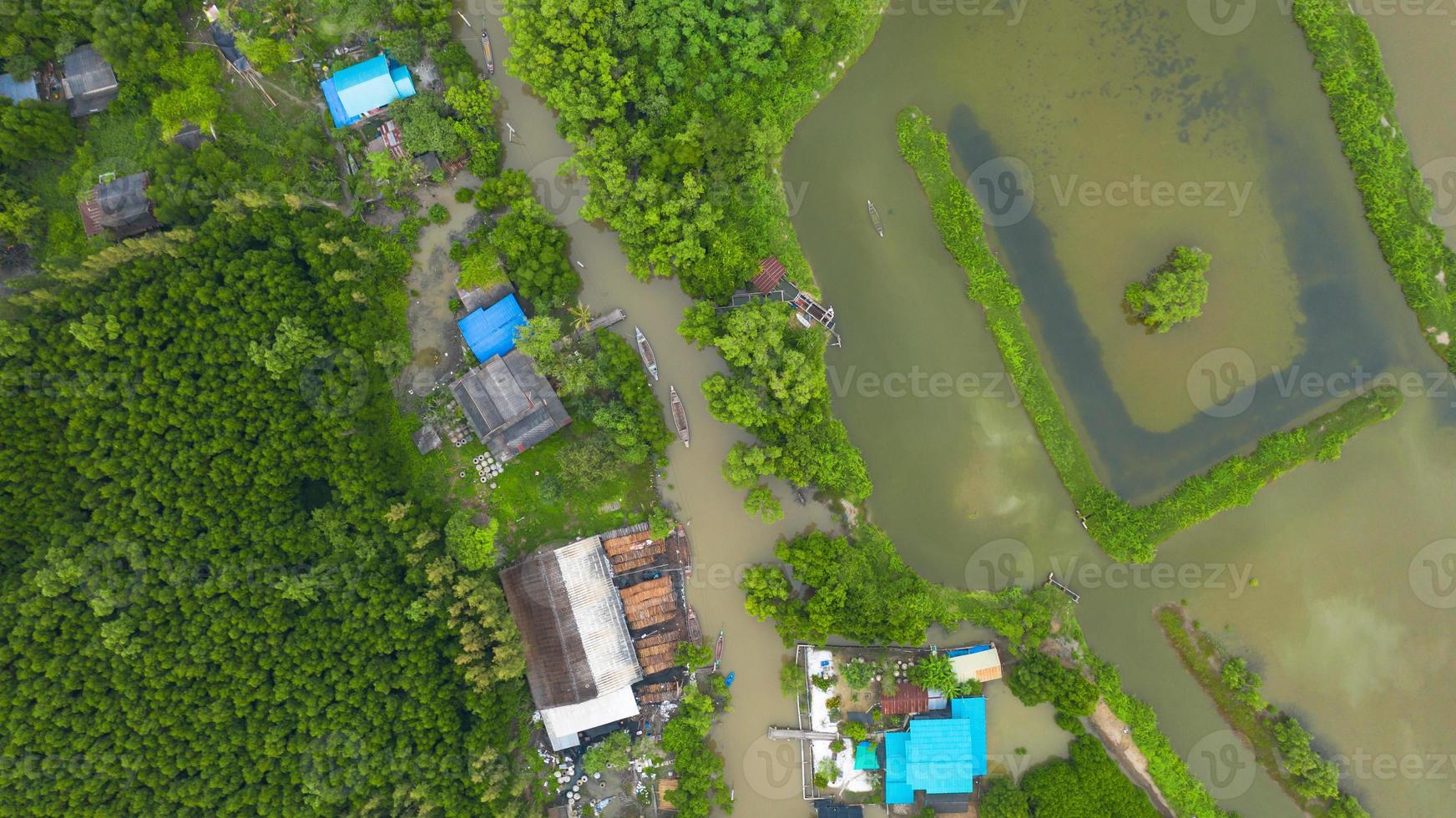Vista aérea del barco de pescadores en el campo de Tailandia foto
