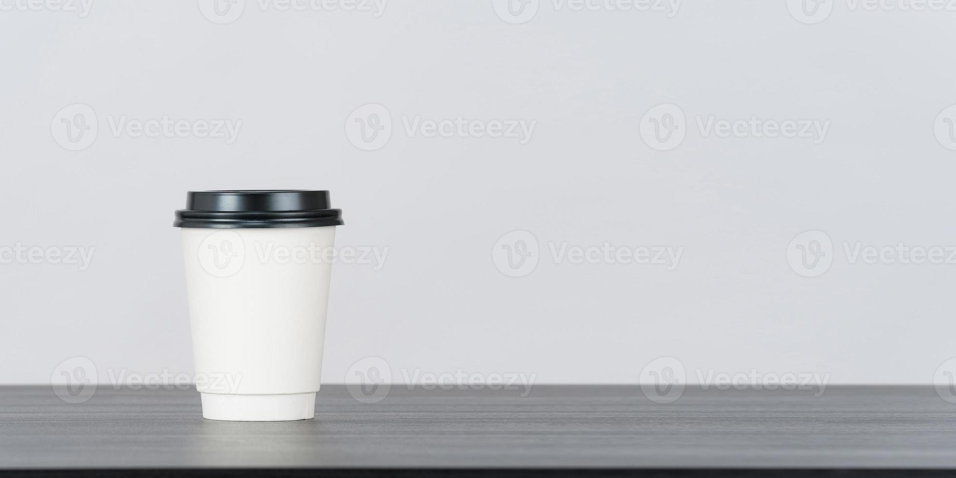 Taza de café de papel en blanco sobre fondo blanco. foto