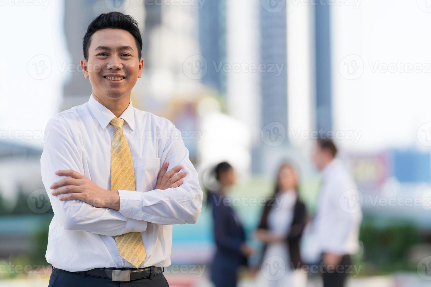 retrato, de, exitoso, hombre de negocios, posición, con, armamentos cruzaron foto